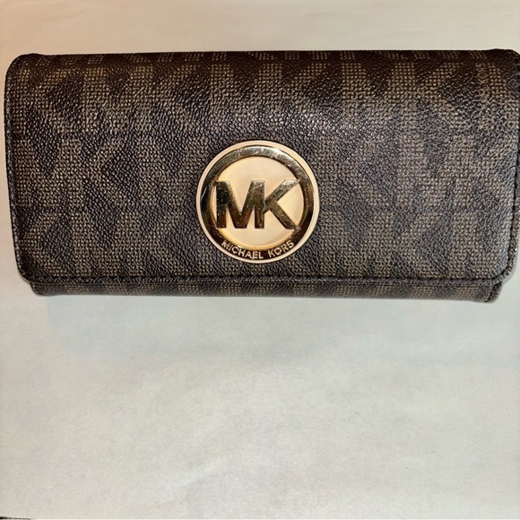 MICHAEL KORS MK Signature Fulton Flap Continental Wallet. - Picture 1 of 14